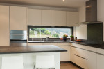 Cocina minimalista suelo de parquet