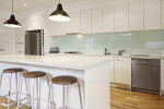 Cocina moderna con barra amaricana blanca