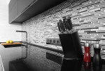 Cocina moderna con encimera en tonos oscuros