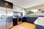 Cocina moderna con muebles gris oscuro