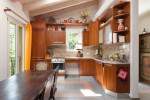 Cocina rústica con muebles de cerezo