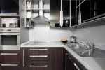 Cocina moderna en tonos blancos y wengué