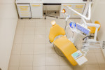 Gabinete dental con sillón amarillo