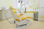 Gabinete dental de tonos amarillos
