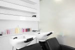 Lavacabezas de porcelana y sillones negros