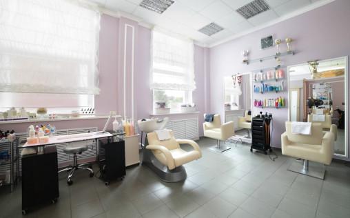 Peluquería ecléctica con paredes rosas