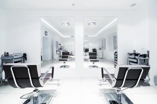 Peluquería minimalista con sillones negros