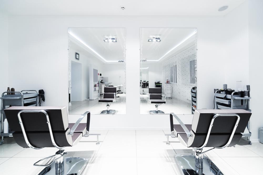Peluquería minimalista con sillones negros