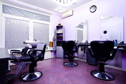 Peluquería moderna en tonos violeta