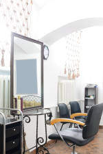 Peluquería clásica con mesa de hierro forjado