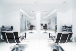 Peluquería minimalista con sillones negros