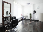 Peluquería moderna con suelo envejecido