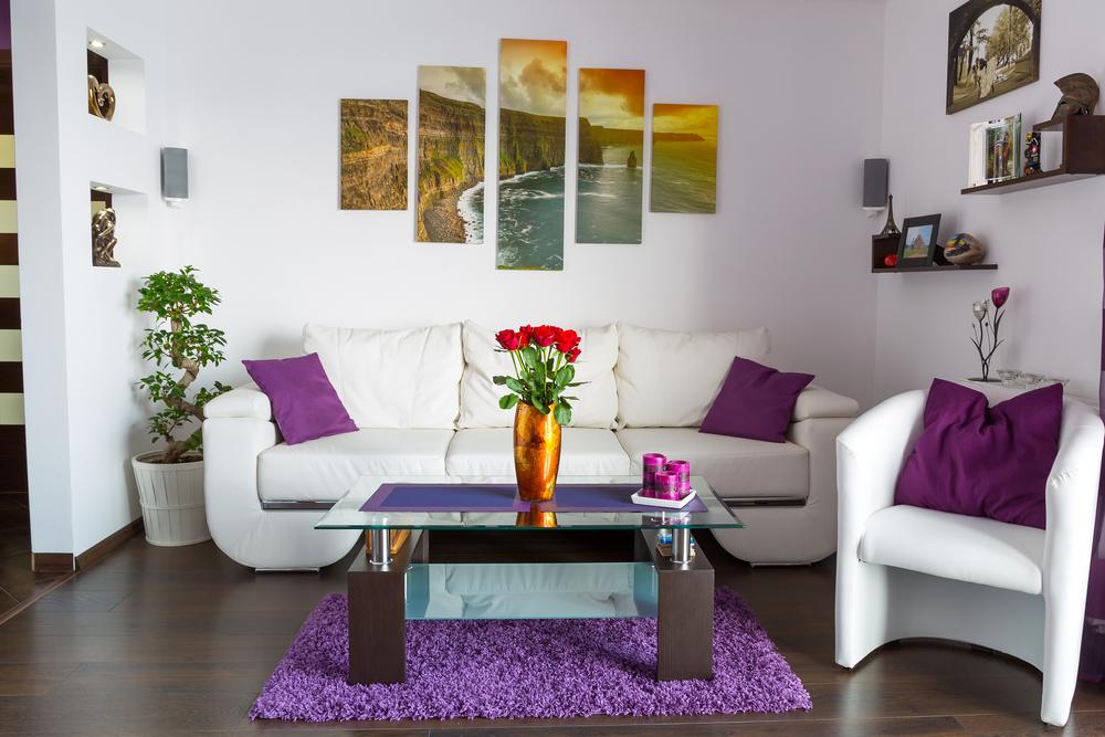 Salón pequeño minimalista blanco
