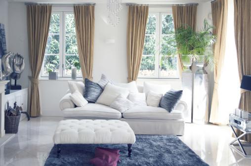 Salón ecléctico con cortinas doradas