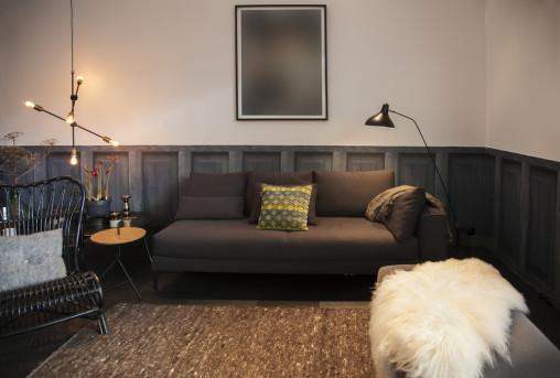 Salón de estilo urbano con revestimiento de madera
