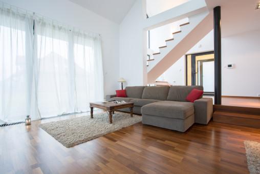 Salón minimalista con suelo de parquet