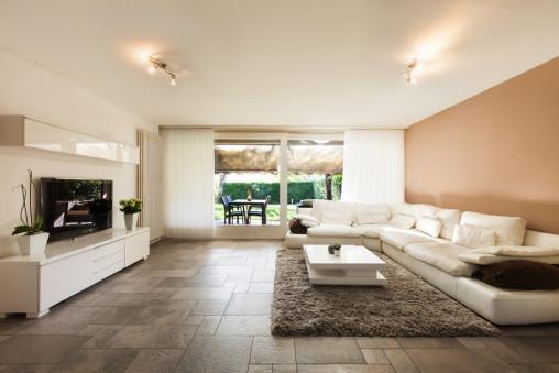 Salón minimalista en blanco y salmón