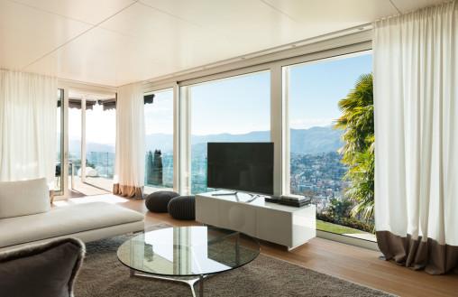 Salón moderno con grandes vistas
