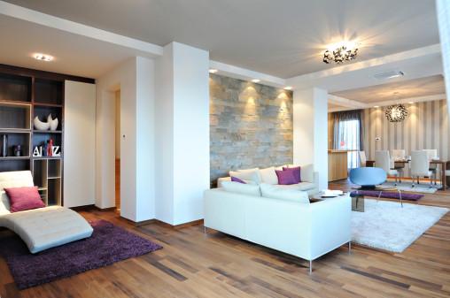 Salón nórdico con parquet claro
