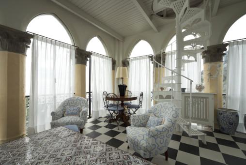 Salón vintage con escalera de caracol