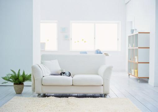 Salón vintage con suelo de madera blanca