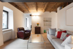 Salón rústico con vigas de madera a la vista