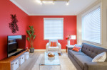 Salón exótico con paredes rojas