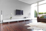 Salón minimalista con alfombra de piel