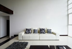 Salón minimalista con sofá blanco