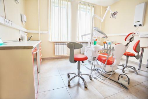 Sillón dental de color salmón