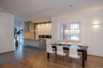 Cocina-comedor moderno con cambio de suelo
