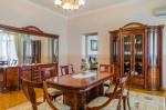 Comedor clásico con madera de cerezo