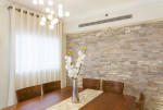 Comedor con pared revestida en piedra