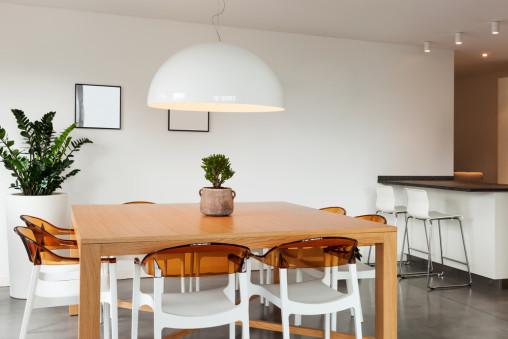 Comedor ecléctico con suelo gris
