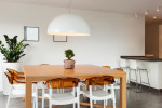 Comedor ecléctico con suelo gris