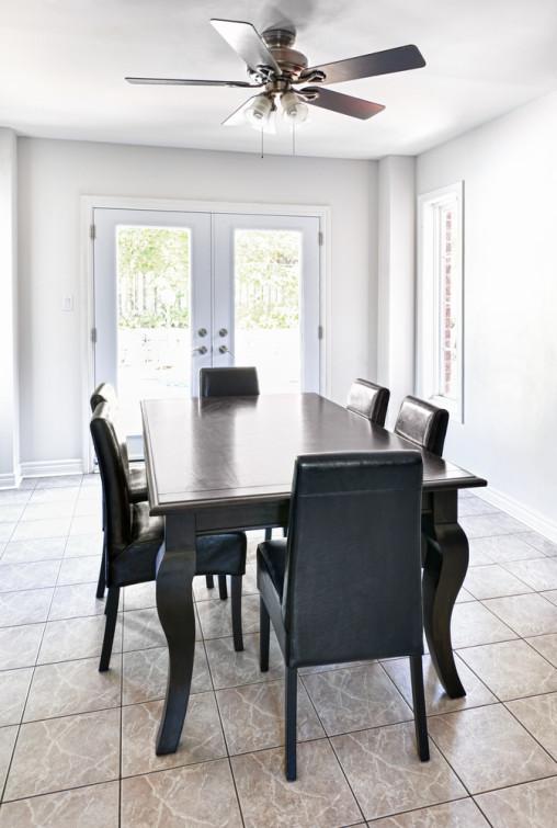 Comedor mediterráneo con muebles clásicos