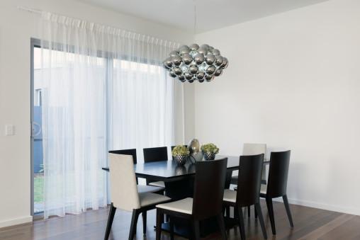 Comedor minimalista con lámpara colgante