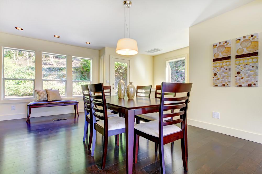 Comedor minimalista con paredes beige