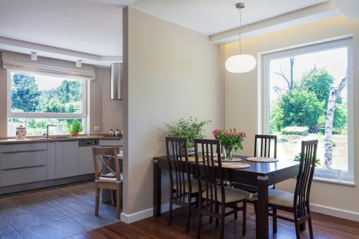 Comedor moderno con conexión con cocina