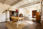 Comedor vintage con gran chimenea