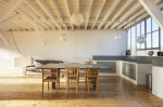 Comedor vintage con vigas blancas vistas