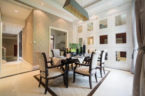 Salón clásico con mosaico de espejos
