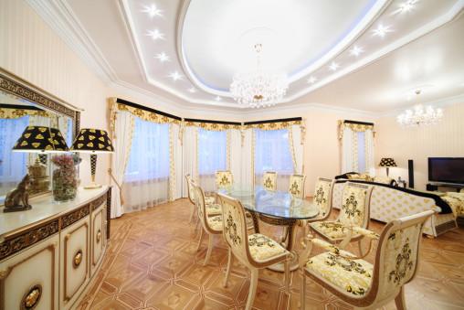 Salón-comedor clásico con elementos en blanco y dorado