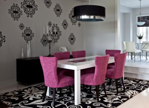 Comedor japonés con sillas rosas
