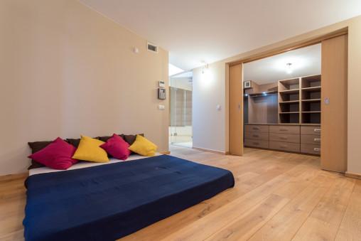 Dormitorio asiático con parquet de color claro
