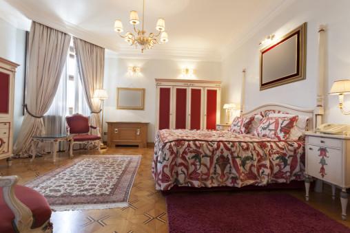 Dormitorio clásico de tonos rojizos