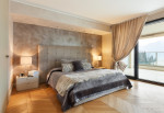 Dormitorio clásico con pared enlucida