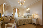 Dormitorio clásico con lámpara de araña