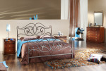 Dormitorio con cama de hierro forjado