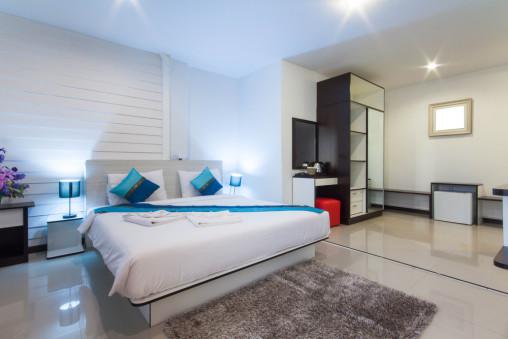 Dormitorio con suelo de mármol